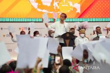 Jokowi Serahkan Ini Kepada 171 Nasabah PNM Jayapura, Menggembirakan - JPNN.com Papua