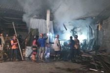 Kobaran Api Melalap Gudang Kayu di Bantul, Korban Rugi Rp 700 Juta - JPNN.com Jogja