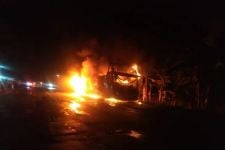 Gegara Charger Powerbank, Bus Gunung Harta Terbakar di Jalan Raya Pantura - JPNN.com Jatim