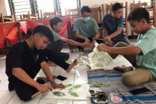 Dorong Pengurangan Sampah Plastik, Mahasiswa UNS Solo Lakukan Hal Ini - JPNN.com Jateng