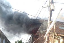 Main Bakar Kertas, Rumah di Gubeng Ludes Dilahap Jago Merah - JPNN.com Jatim