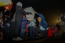 Lihat Aksi Ganjar Terbangkan Lampion Bareng Bocah Gimbal di Dieng Culture Festival - JPNN.com Jateng