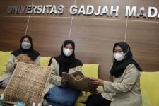 Mahasiswa UGM Sulap Eceng Gondok dan Sabut Kelapa jadi Bantal Antitungau - JPNN.com Jogja