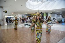 Hari Pelanggan Nasional, Bandara Lombok Bagi-bagi yang Unik  - JPNN.com NTB