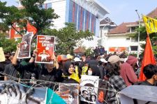 PMII & Buruh Demo di Depan Kantor Ganjar, Tuntutannya Satu, Turunkan Harga BBM - JPNN.com Jateng