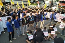 Ratusan Massa PMII di Sukoharjo Turun ke Jalan, Tolak Kenaikan Harga BBM - JPNN.com Jateng