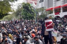 Sampai Sore, Ratusan Massa Aksi Masih Geruduk Gedung DPRD DIY - JPNN.com Jogja