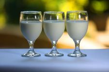 4 Alasan untuk Rutin Minum Susu Campur Biji Pala, Bisa Tingkatkan Performa di Ranjang - JPNN.com NTB
