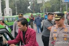 Bantu Sopir Angkot dan Ojol Polresta Bogor Kota Bagikan 100 Paket Sembako - JPNN.com Jabar