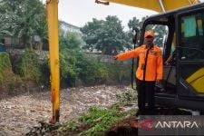 Lihat Tuh, 130 Ton Sampah Diangkut Petugas Dari 4 Aliran Sungai di Kabupaten Bekasi - JPNN.com Jabar