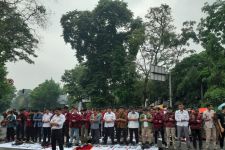 Ratusan Demonstran Salat Berjemaah di Halaman Gedung DPRD Jabar - JPNN.com Jabar