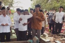 Pimpinan Pondok Gontor Bertakziah ke Makam Almarhum Santri di Palembang - JPNN.com Jatim
