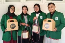Mahasiswa Unusa Buat Tas Ramah Lingkungan, Padukan Anyaman Bambu & Kain Batik - JPNN.com Jatim