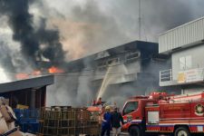 Damkar DKI dan Bogor Bantu Penjinakan Api di Gudang JNE Cimanggis Depok - JPNN.com Jabar