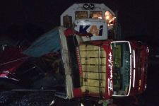 Kereta Tabrak Truk di Cilacap, Sejumlah KA Lintas Selatan Jawa Tersendat - JPNN.com Jateng