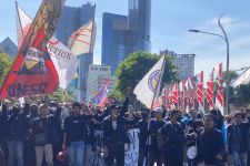Ratusan Mahasiswa di Surabaya Geruduk Grahadi, Tolak Kenaikan Harga BBM - JPNN.com Jatim