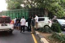 Akibat Rem Blong Truk Hantam Dua Mobil yang Sedang Terparkir di Klinik Kecantikan Depok - JPNN.com Jabar