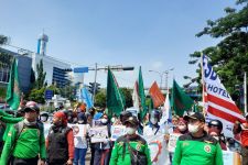 Lihat Tuh, Ratusan Buruh Kepung Kantor Wali Kota dan DPRD Kota Depok - JPNN.com Jabar