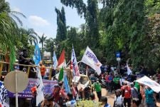 Ratusan Buruh Geram Lokasi Unjuk Rasa Jadi Lahan Parkir - JPNN.com Jabar
