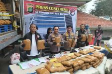 Polisi Bongkar Muatan Truk Mencurigakan, Ternyata Isinya Ini, Banyak Banget - JPNN.com Jakarta
