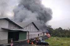 Pabrik Kertas CV. Kurnia Jaya di Malang Terbakar, Pemadam Terkendala - JPNN.com Jatim