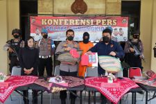 Asyik Judi Sabung Ayam di Pasar, 2 Warga Gunungkidul Diringkus Polisi - JPNN.com Jogja