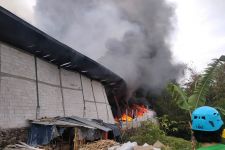 Pabrik Kertas di Malang Terbakar, Asap Hitam Mengepul Pekat - JPNN.com Jatim