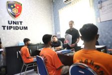 Kalah Berkelahi, FB Ajak 2 Temannya Balas Dendam, Korban Dibacok Saat Keluar Sekolahan  - JPNN.com Jatim