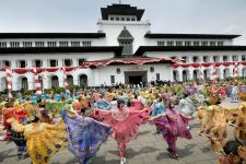 Lihat Tuh, Ribuan Peserta Tumpah Ruah Menari Merak di Gedung Sate Bandung - JPNN.com Jabar