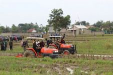 Petani Lampung Mendapatkan Angin Segar Soal Kelangkaan BBM, Gubernur Arinal Melakukan Langkah Khusus - JPNN.com Lampung