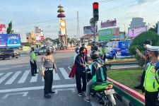 Polisi Kembali Memberikan Bansos kepada Sopir Angkot dan Ojek Online - JPNN.com Lampung