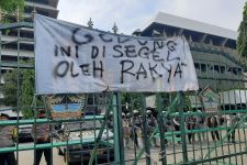 Demo Tolak Kenaikan Harga BBM di Semarang, Mahasiswa Segel Kantor Ganjar - JPNN.com Jateng