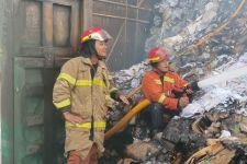 Gudang Kertas Bekas di Bantul Terbakar, Api Baru Padam Tengah Malam - JPNN.com Jogja