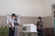 Suasana Pilu Menyelimuti Penyerahan Jenazah PNS Semarang - JPNN.com Jateng
