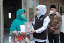 Serahkan Bantuan Unit Rumah Layak Huni, Gubernur Khofifah: Insyaallah Sehat - JPNN.com Jatim
