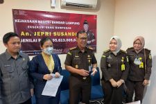 Kejari Bandar Lampung Setor Uang Miliaran Rupiah ke Kas Negara - JPNN.com Lampung