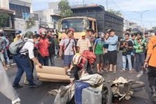 Brak! Pengendara Motor Tabrak Truk di Lampu Merah Jalan Kenjeran, Seketika Tewas - JPNN.com Jatim