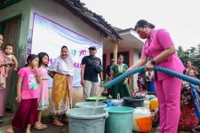 Desa Kedawung Lumajang Krisis Air Bersih, Bhayangkari Beri Bantuan, Pemerintah Kapan? - JPNN.com Jatim