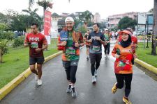 Ditemani Gerimis, Ganjar Lari 5 Km di Medan, Warga Menyambut Meriah - JPNN.com Jateng