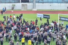 PPSM Magelang Vs Persitema Temanggung, Suporter Berhamburan ke Tengah Lapangan - JPNN.com Jateng