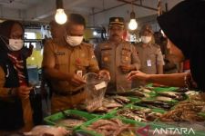 Anak Buah Anies Mengecek Sampel Bahan Makanan di 5 Pasar Tradisional, Hasilnya? - JPNN.com Jakarta
