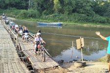 Jembatan Jurug dan Mojo Ditutup, Warga Rela Lewat Jalur Darurat yang Terbuat dari Bambu - JPNN.com Jateng