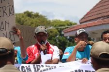 Temannya Ditangkap, Pekerja Tambang Lumajang Demo Minta Bupati Thoriq Tanggung Jawab - JPNN.com Jatim