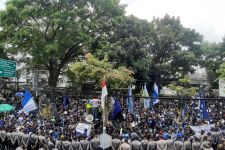 Ribuan Bobotoh Geruduk Kantor Persib Bandung, Tuntutannya Sepele - JPNN.com Jabar