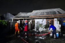 Petugas Ungkap Dugaan Sementara Penyebab Kebakaran Rumah Kontrakan di Kecamatan Beji - JPNN.com Jabar
