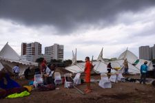 Inilah Penyebab Belasan Tenda Roboh di Festival Layang-Layang - JPNN.com Jatim