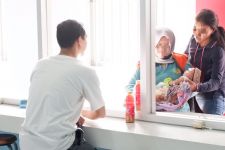 Momen Haru Ayah Kunjungi Istri dan Anak yang Baru Lahir di Rutan Perempuan    - JPNN.com Jatim