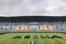 Membentuk Formasi Tulisan "AREMA", Ribuan Polisi dan TNI Gelar Doa Bersama di GBLA - JPNN.com Jabar
