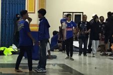 Kisruh Aremania di Stadion Kanjuruhan, 5 Suporter Kondisinya Ditutupi Kain dan Koran - JPNN.com Jatim