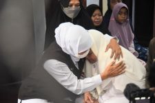 Gubernur Khofifah Takziah ke Pasutri Korban Tragedi Kanjuruhan, Tinggalkan Anak Semata Wayang - JPNN.com Jatim